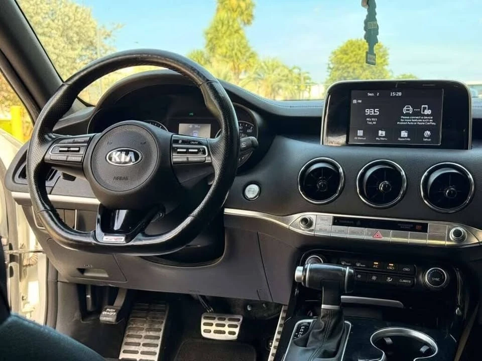 2020 Kia Stinger - Image 15 of 18