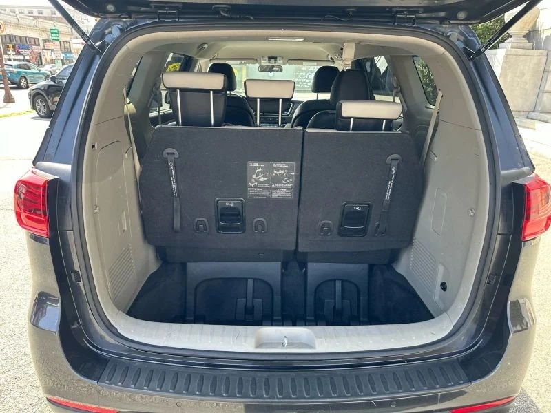 2020 Kia Carnival - Image 8 of 12