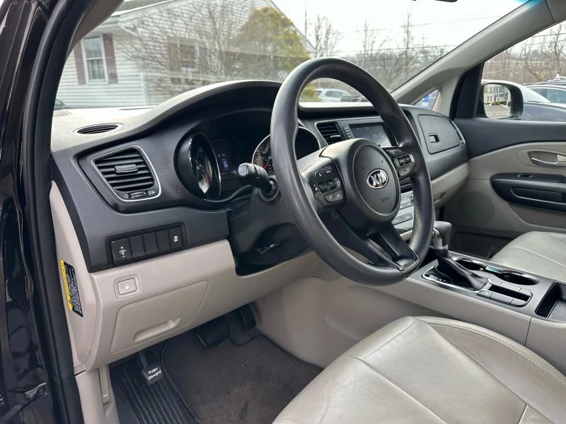 2020 Kia Carnival - Image 10 of 12