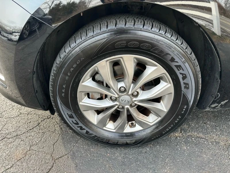 2020 Kia Carnival - Image 9 of 12