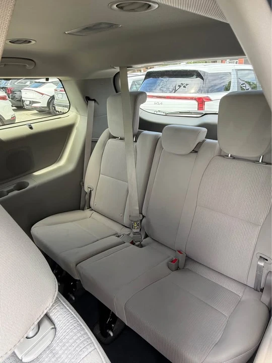 2020 Kia Carnival - Image 6 of 12