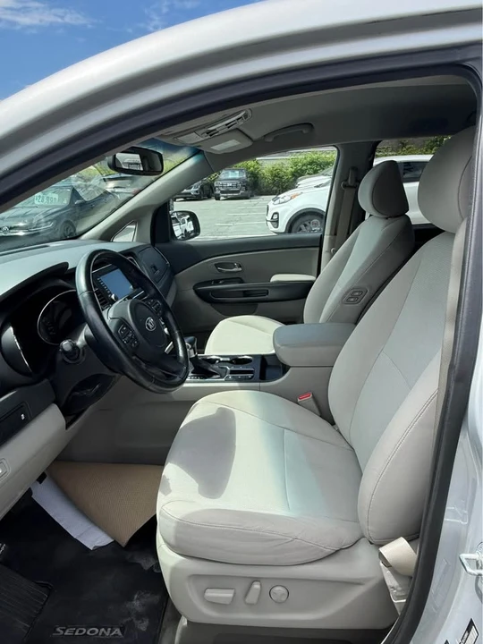 2020 Kia Carnival - Image 8 of 12