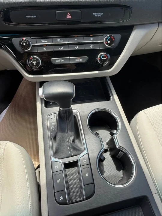 2020 Kia Carnival - Image 10 of 12