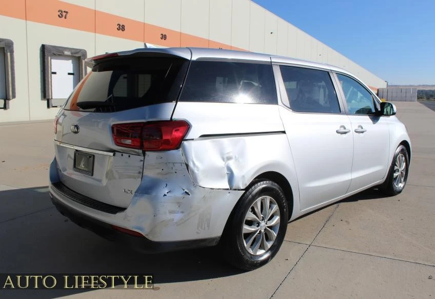 2020 Kia Carnival - Image 9 of 21