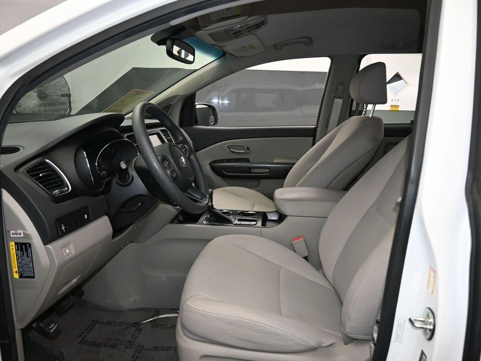 2020 Kia Carnival - Image 11 of 12