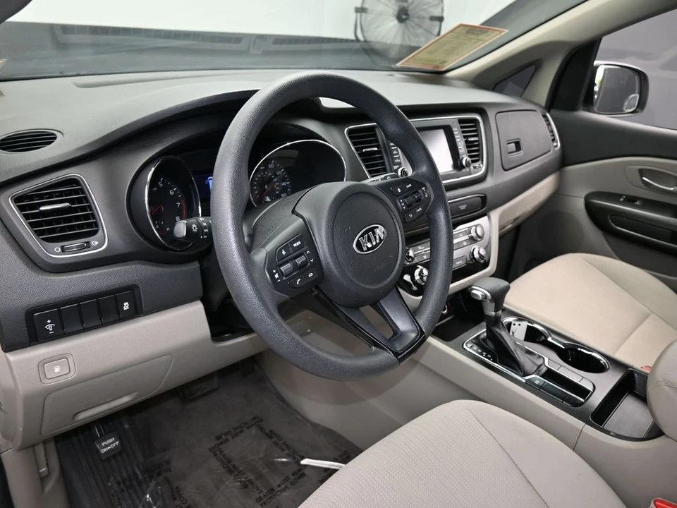 2020 Kia Carnival - Image 10 of 12