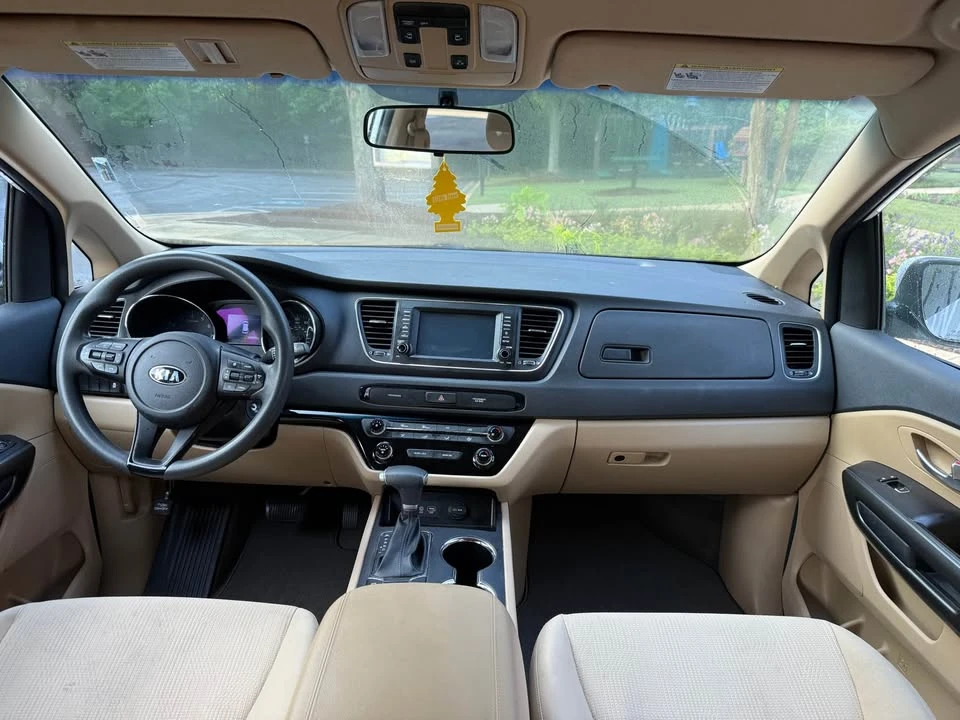 2020 Kia Carnival - Image 17 of 20