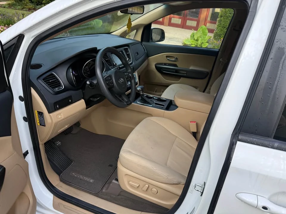 2020 Kia Carnival - Image 8 of 20