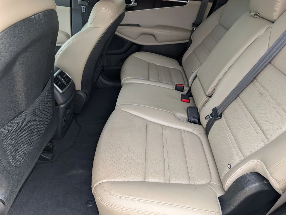 2020 Kia Sorento - Image 10 of 21