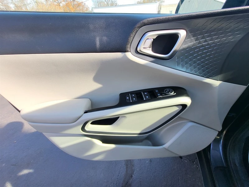 2020 Kia Soul - Image 8 of 17