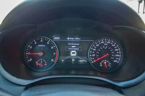 2020 Kia Stinger - Image 10 of 13