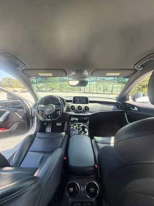2020 Kia Stinger - Image 12 of 17