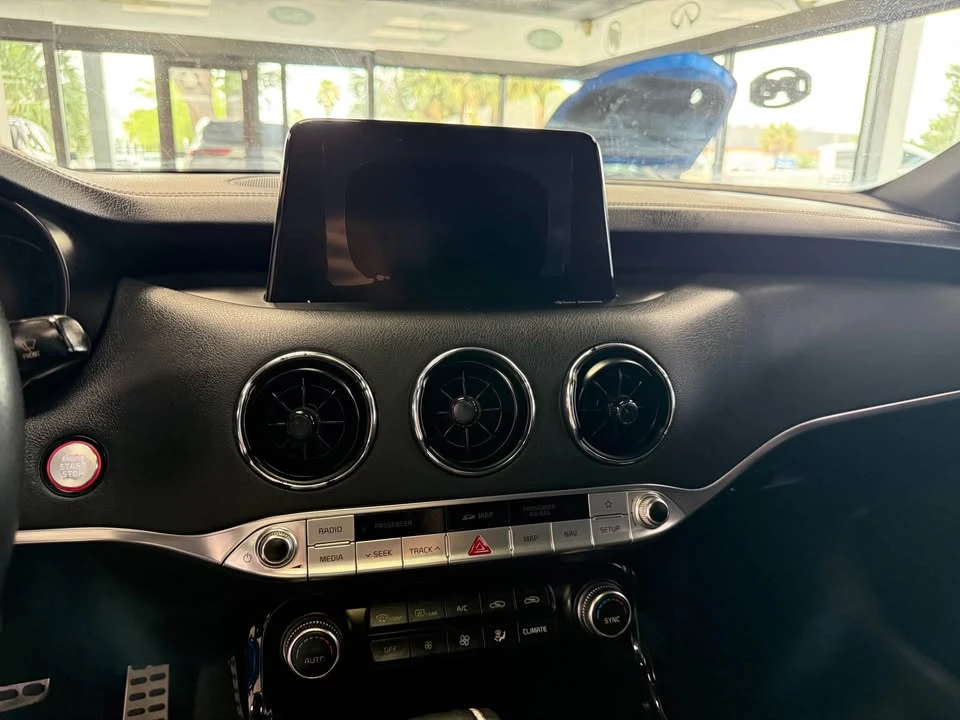 2020 Kia Stinger - Image 9 of 17
