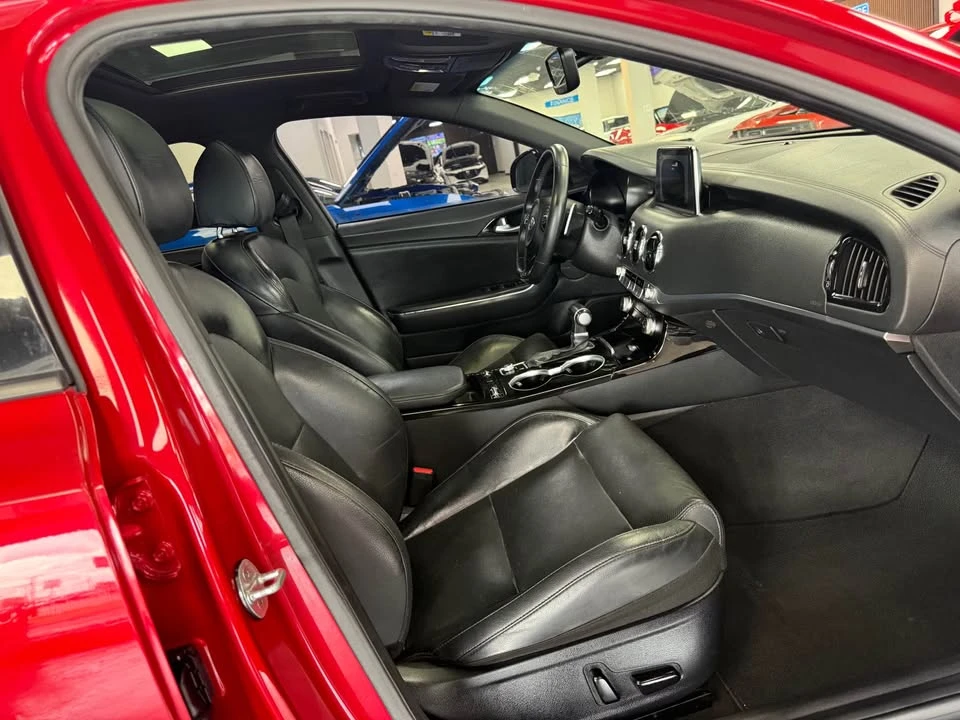 2020 Kia Stinger - Image 15 of 17