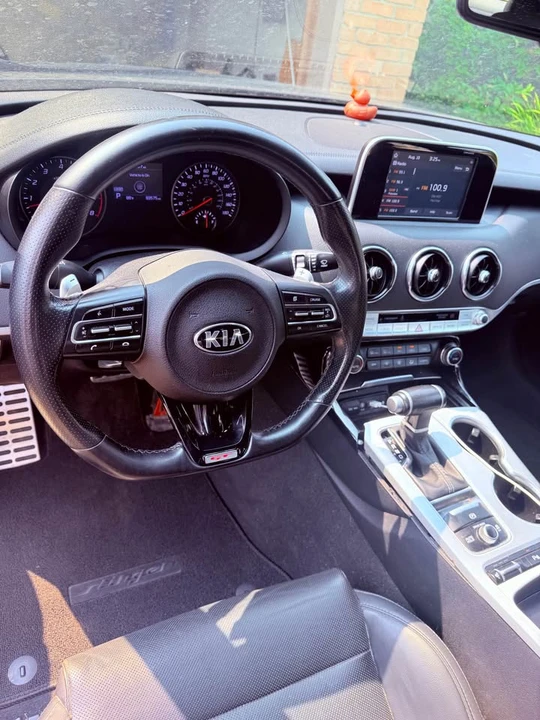 2020 Kia Stinger - Image 2 of 9