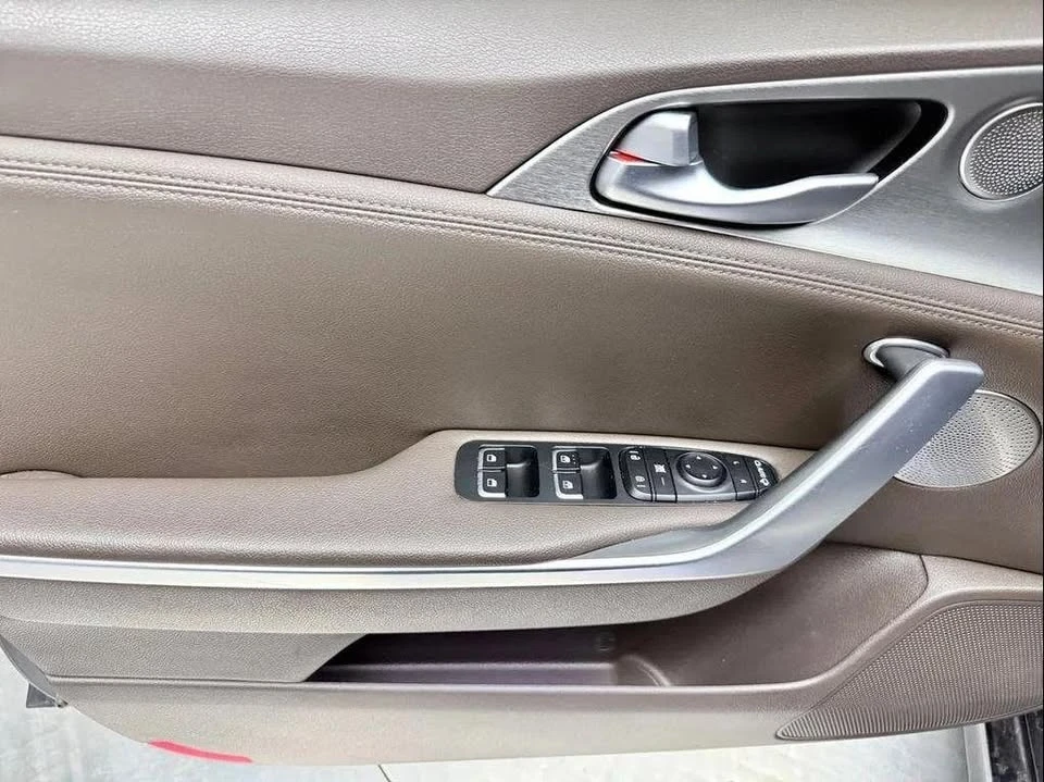2020 Kia Stinger - Image 15 of 18