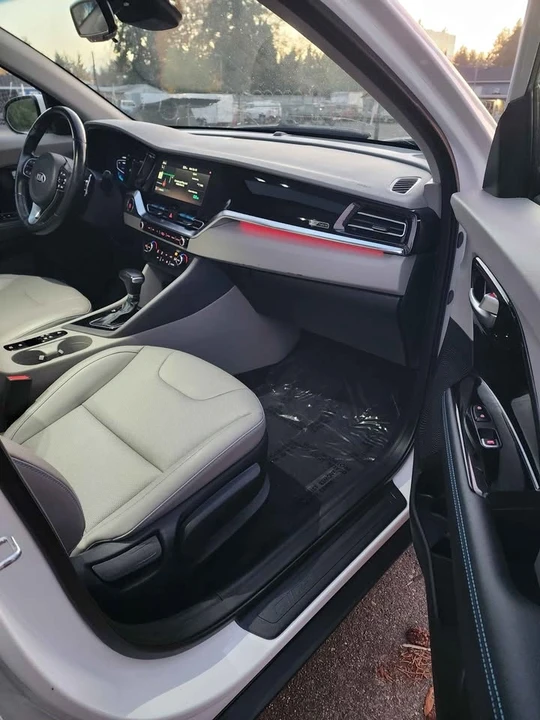 2020 Kia Niro - Image 9 of 17