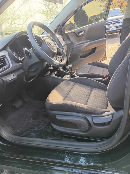 2020 Kia Rio - Image 5 of 8