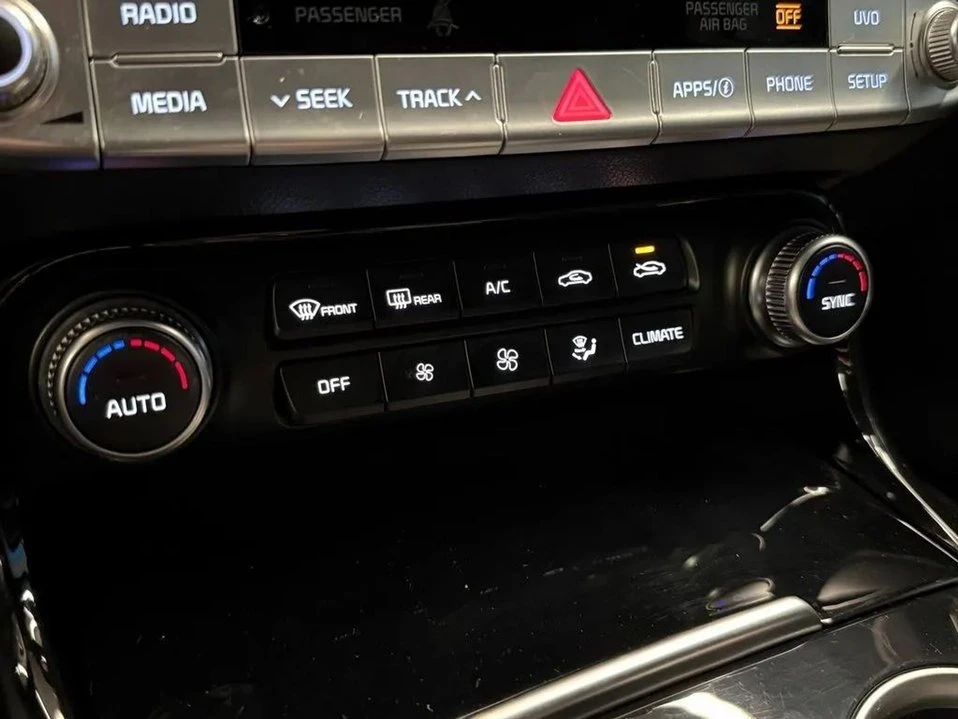 2020 Kia Stinger - Image 9 of 14