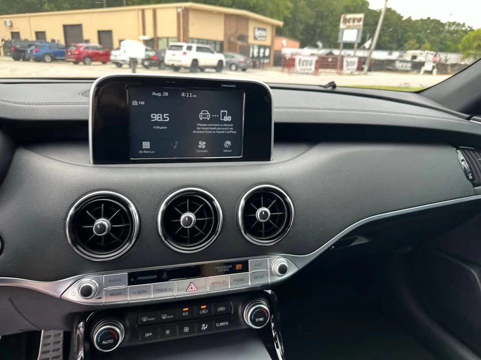 2020 Kia Stinger - Image 11 of 18