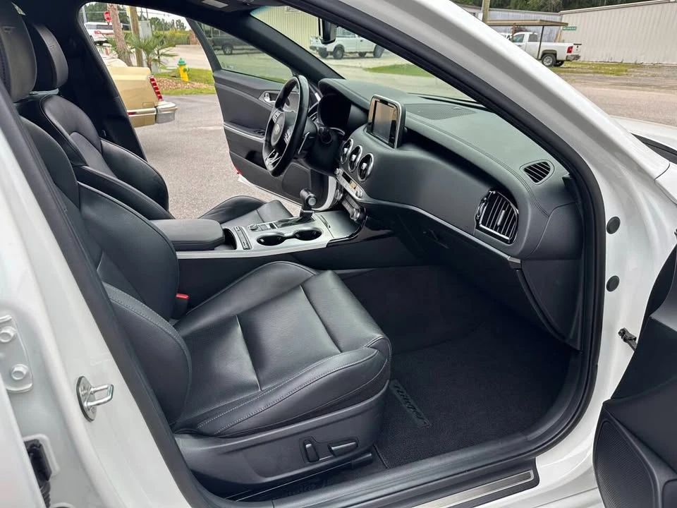 2020 Kia Stinger - Image 15 of 19