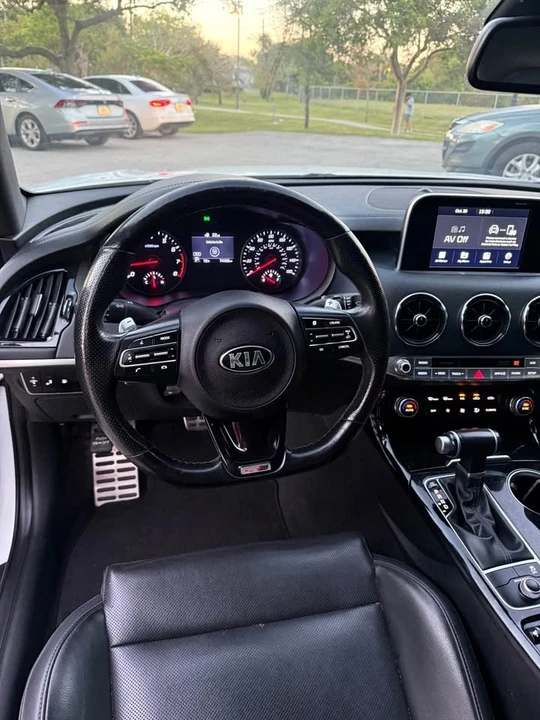 2020 Kia Stinger - Image 9 of 14