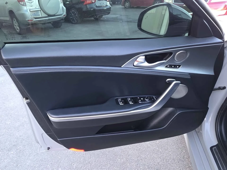 2020 Kia Stinger - Image 17 of 19