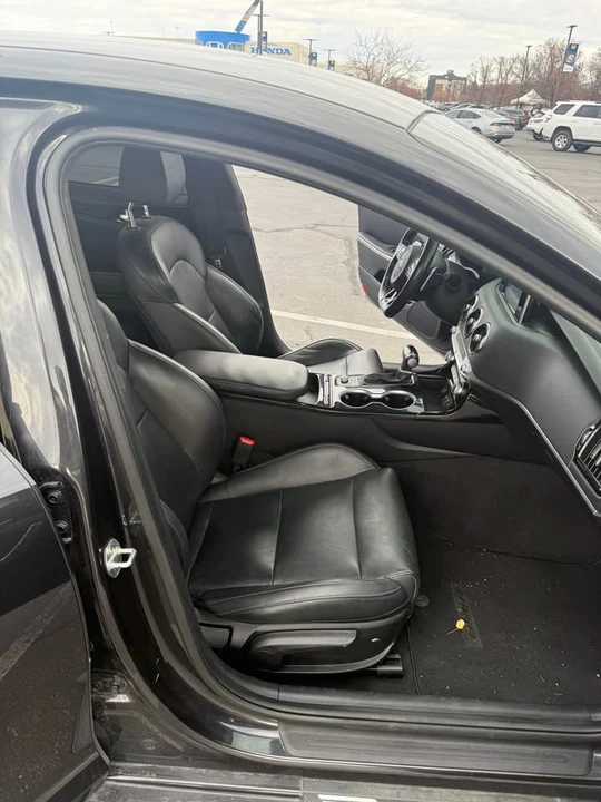 2020 Kia Stinger - Image 16 of 19
