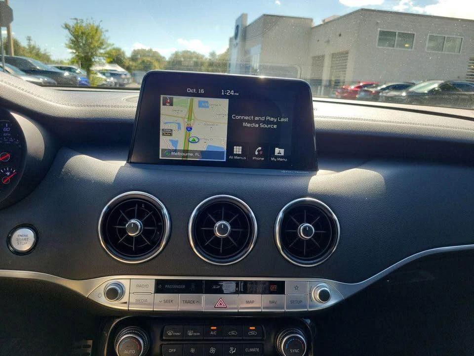 2020 Kia Stinger - Image 17 of 19