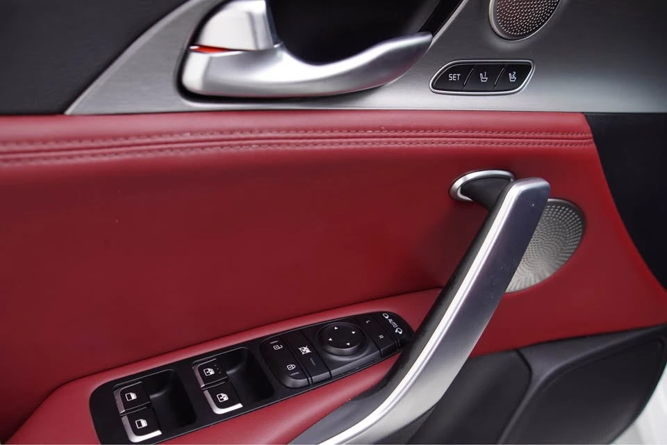 2020 Kia Stinger GT - Image 8 of 18