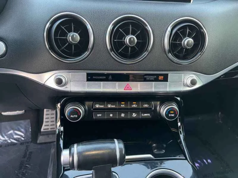 2020 Kia Stinger - Image 16 of 18