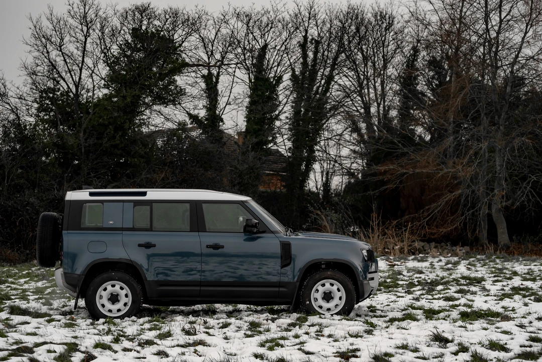 2020 Land Rover Defender L663 - Image 14 of 31