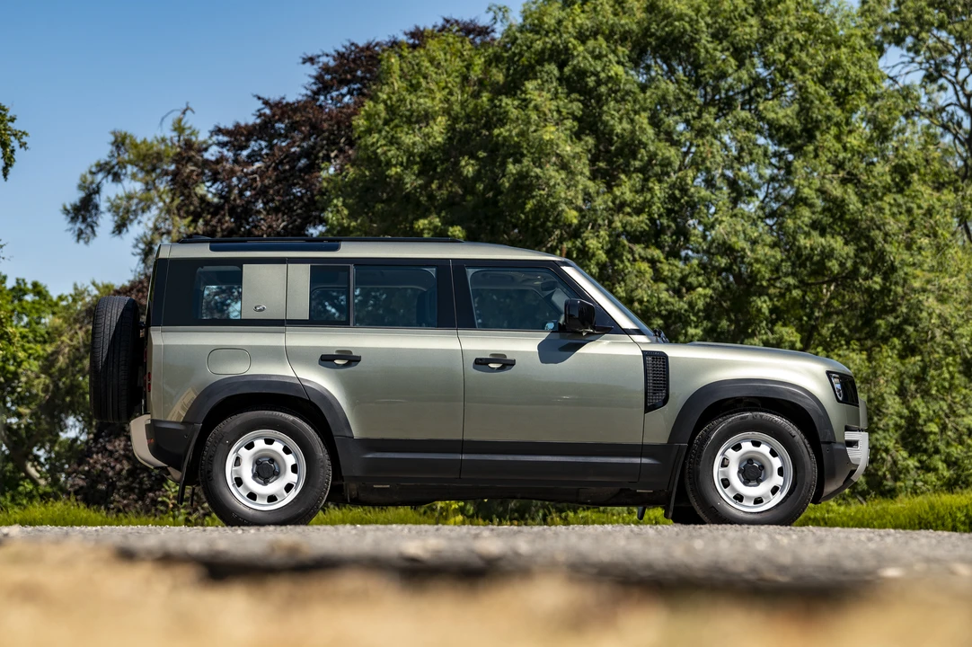 2020 Land Rover Defender L663 - Image 17 of 31