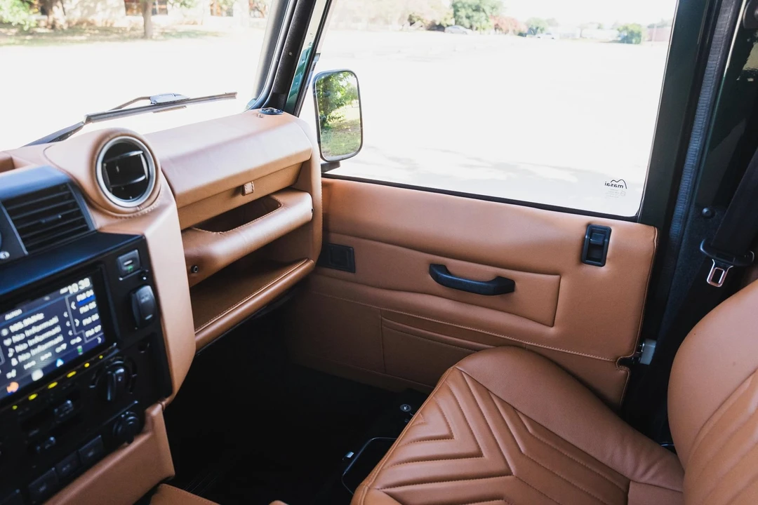 2020 Land Rover Defender L663 - Image 29 of 31