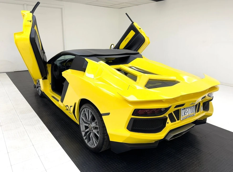 2020 Lamborghini Aventador - Image 6 of 31
