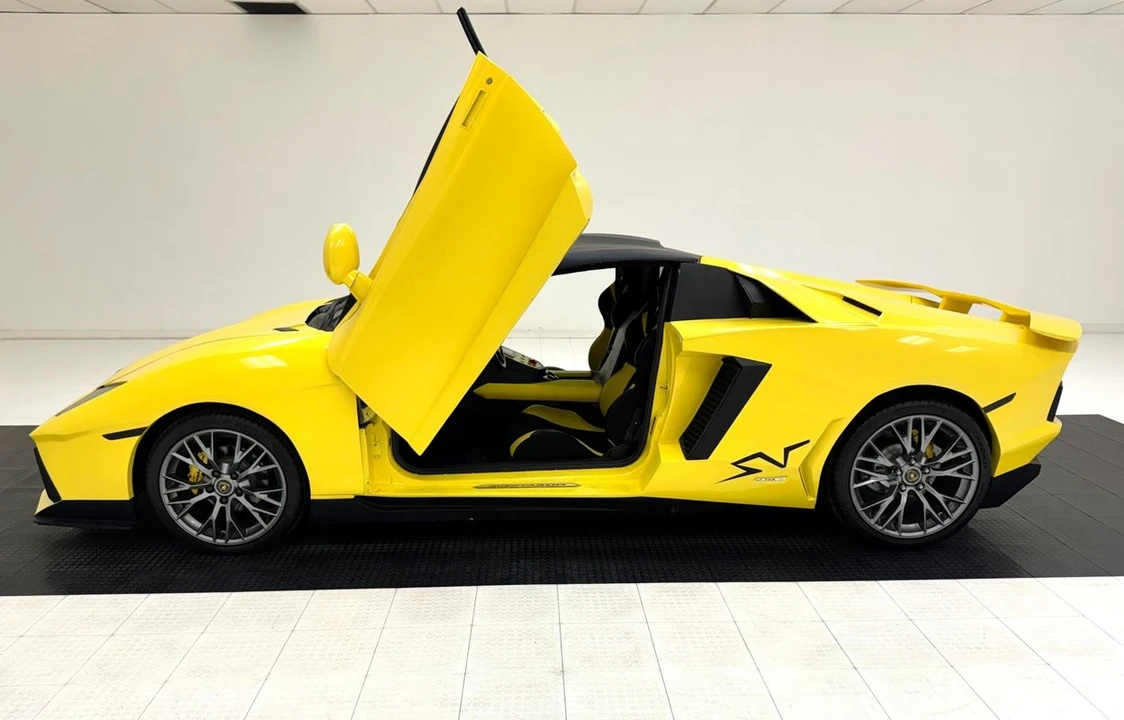 2020 Lamborghini Aventador - Image 4 of 31