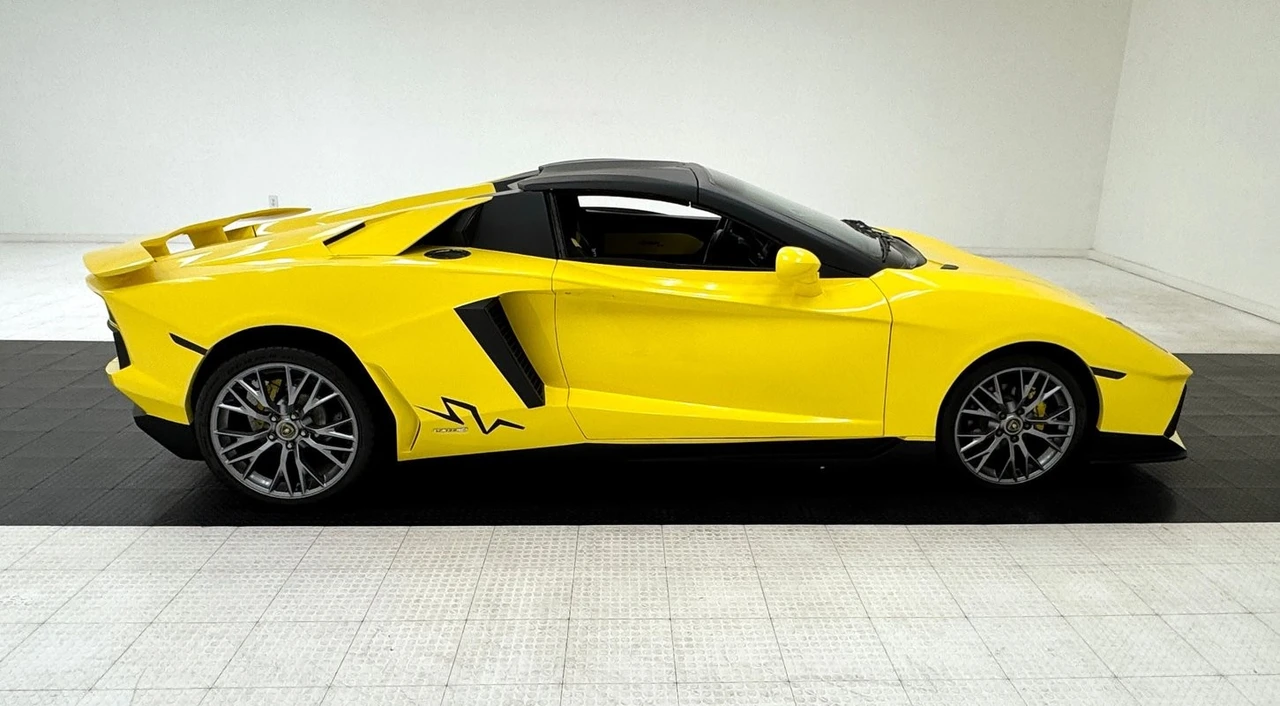 2020 Lamborghini Aventador - Image 9 of 31