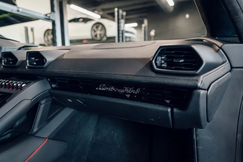 2020 Lamborghini - Image 15 of 19