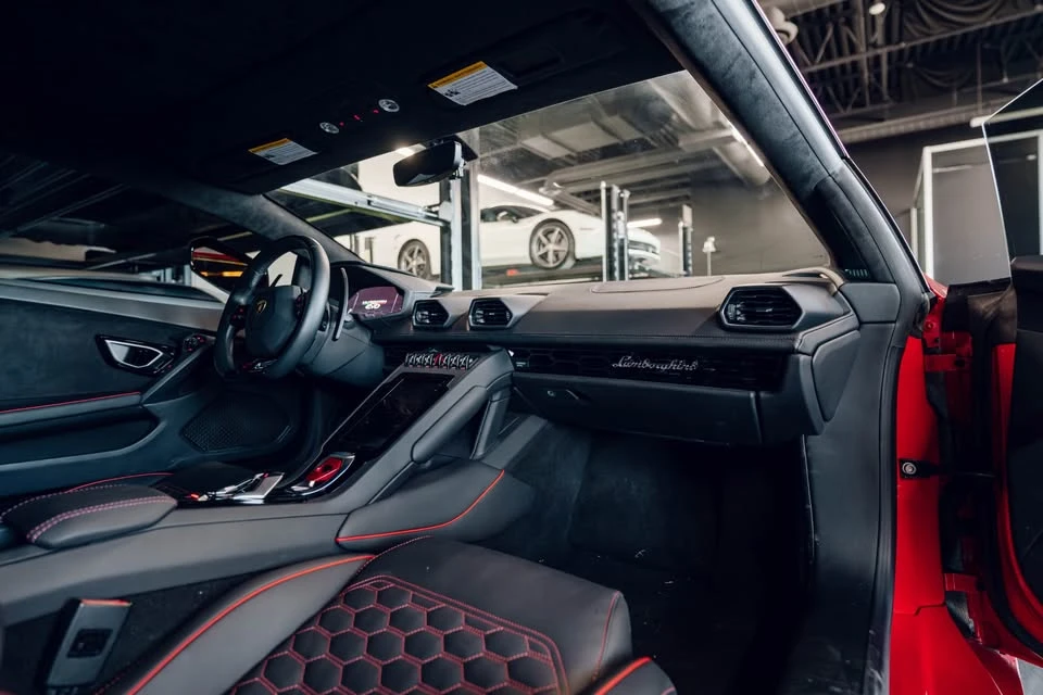 2020 Lamborghini - Image 11 of 19