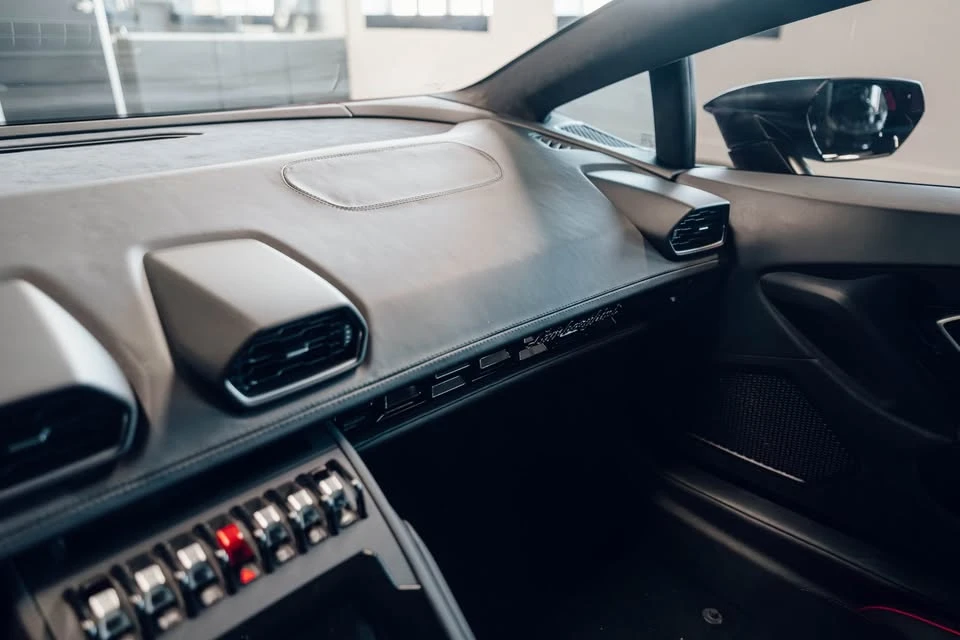 2020 Lamborghini - Image 14 of 19