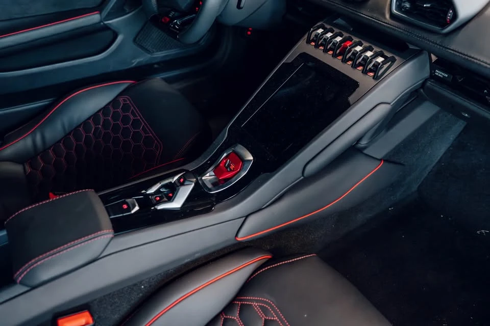 2020 Lamborghini - Image 16 of 19