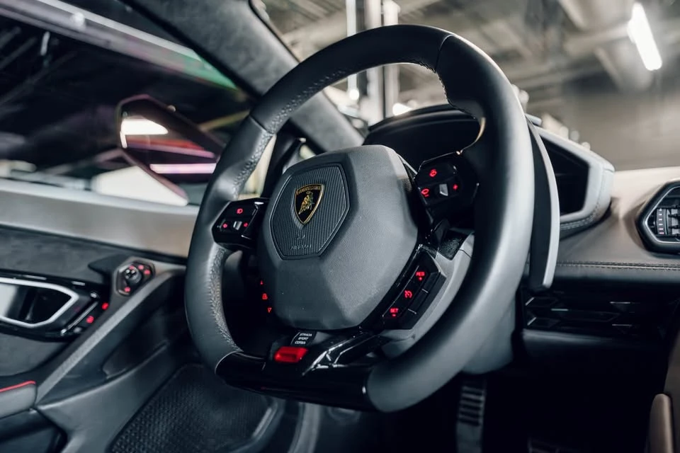 2020 Lamborghini - Image 17 of 19