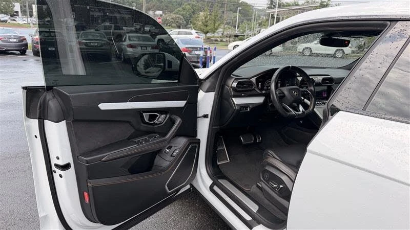 2020 Lamborghini Urus - Image 25 of 31