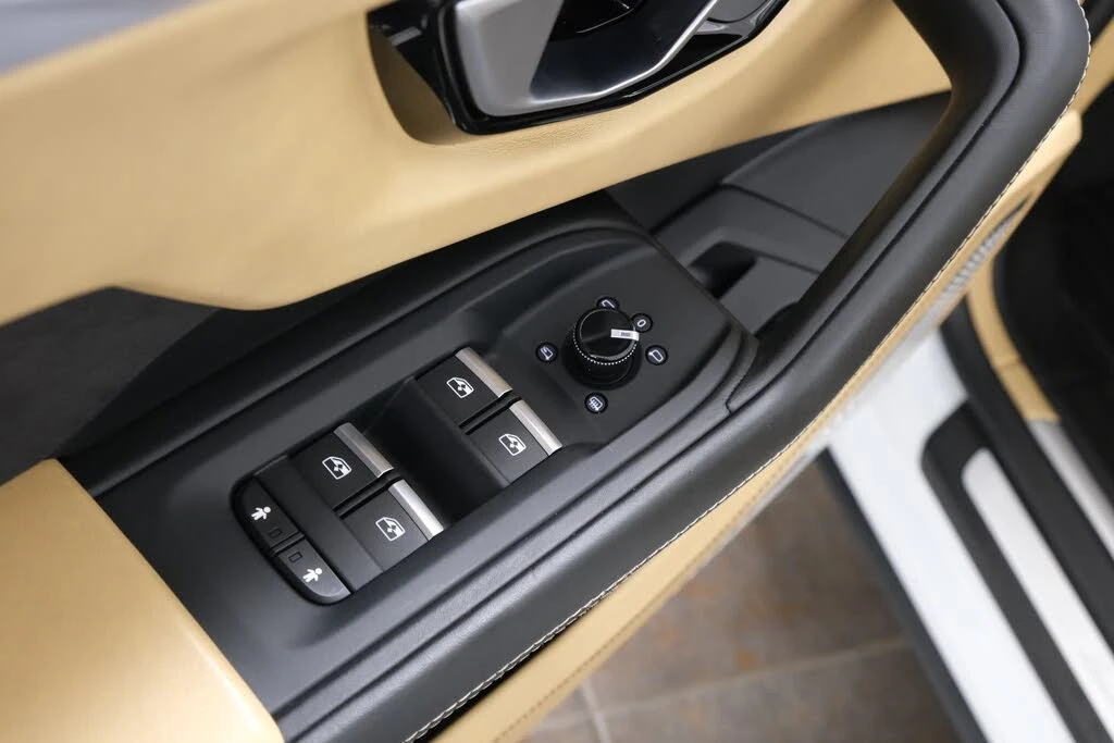2020 Lamborghini Urus - Image 29 of 31