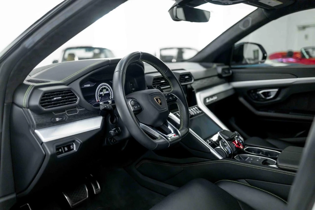 2020 Lamborghini Urus - Image 2 of 31