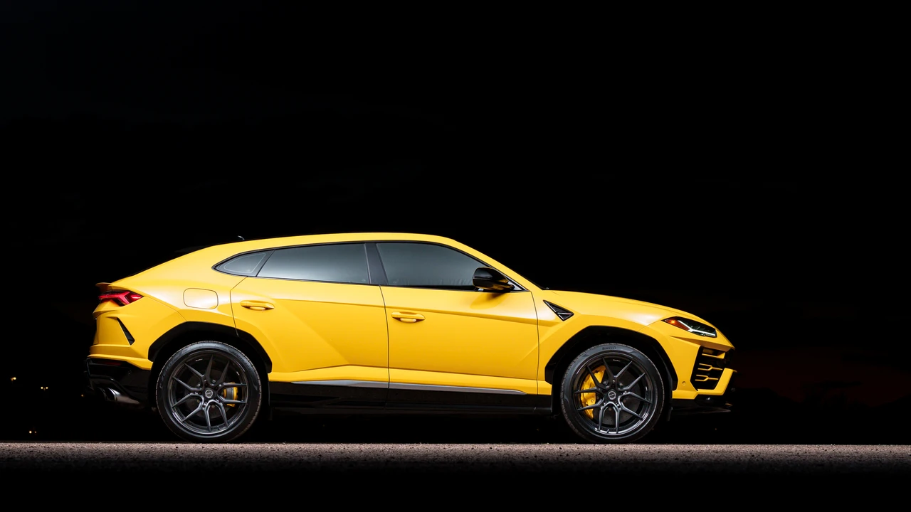 2020 Lamborghini Urus - Image 2 of 31
