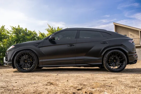 2020 Lamborghini Urus - Image 2 of 31