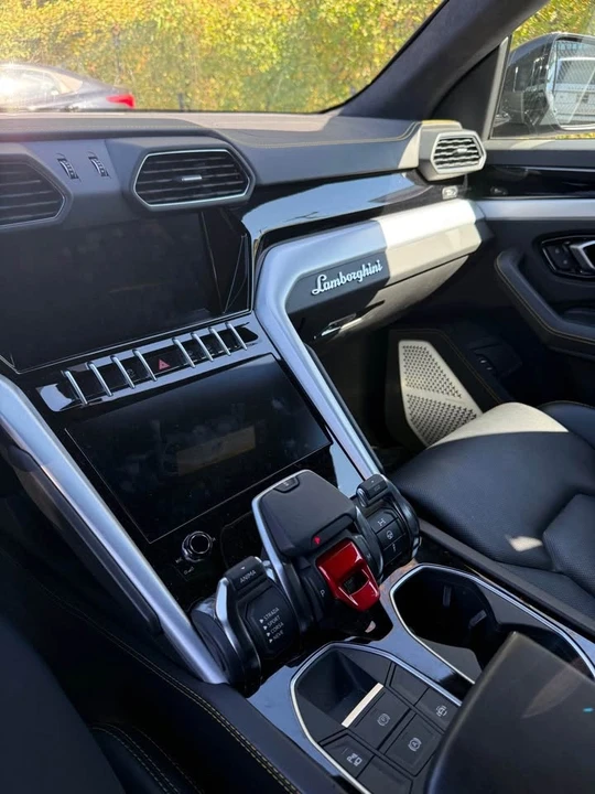 2020 Lamborghini Urus - Image 8 of 9