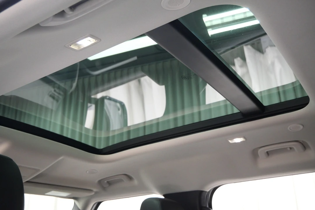 2020 Land Rover Defender 110 - Image 17 of 21