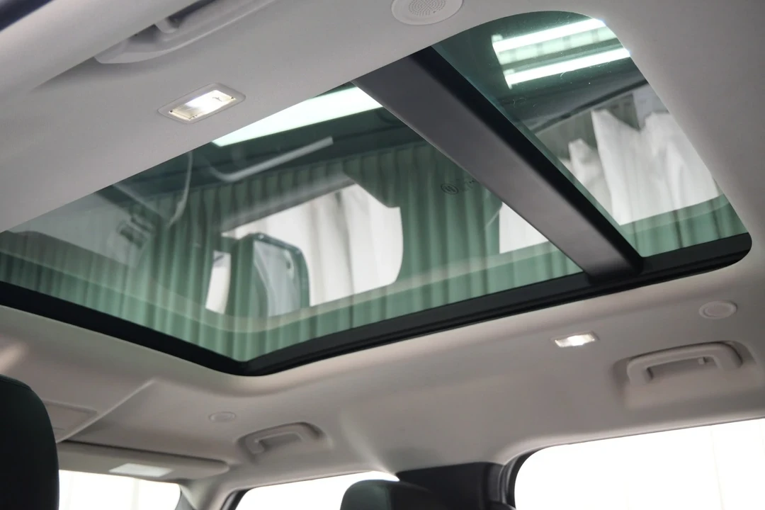 2020 Land Rover Defender 110 - Image 17 of 21